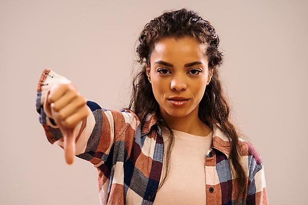 포토 JPG 해외이미지 스튜디오촬영 응시 옷 여자 흑인 셔츠 갈색머리 한명 사람 인종 손짓 성인 검은색 분노 좌절 불만 심각 카피스페이스 해외포토 서양인 1 헤어스타일 시선 감정 컬러 컨셉 상의 모션 실내 공백 파일형식 이미지허브