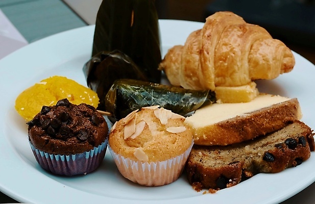 포토 JPG 해외이미지 전통 접시 음식 백그라운드 태국 탁자 디저트 바나나 요리 사람없음 갈색 케이크 식사 저녁식사 빵집 흰색 신선 달콤 맛 아침식사 설탕 굽기 버터 점심식사 페스츄리 핸드메이드 해외포토 식기 아시아 빵 컬러 가구 컨셉 과일 상점 구이 파일형식 이미지허브