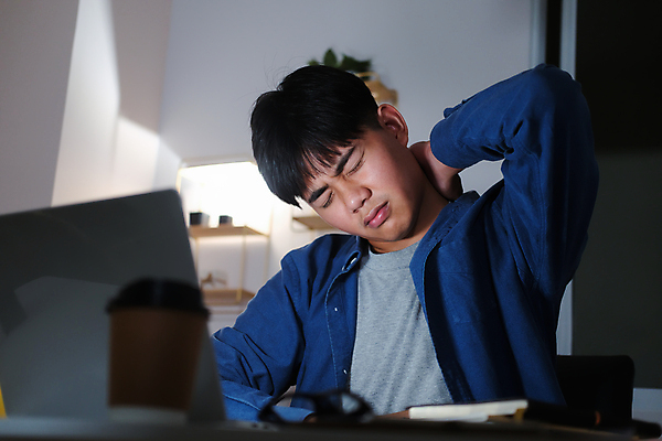 포토 JPG 해외이미지 근육 피곤 한명 컴퓨터 사무실 고통 업무 좌절 상처 야간 저녁 바쁨 야근 과로 과부하 해외포토 자연요소 1 감정 컨셉 비즈니스 사람 전자제품 작업 파일형식 이미지허브