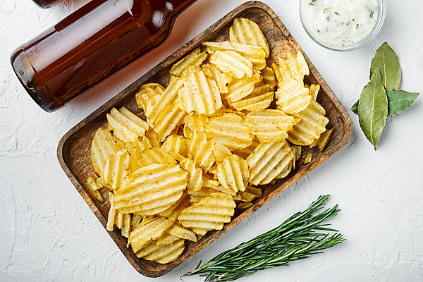 포토 JPG 해외이미지 실내 사람없음 하이앵글 흰배경 맥주병 로즈메리 감자칩 나무쟁반 해외포토 뷰포인트 백그라운드 술병 맥주 쟁반 내부 목재 과자 흰색 칩_음식 허브 파일형식 이미지허브