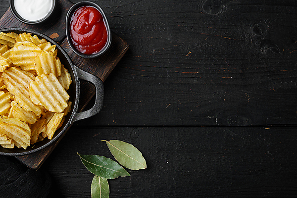 포토 JPG 해외이미지 실내 사람없음 하이앵글 칩 케첩 감자칩 월계수 카피스페이스 나무배경 해외포토 뷰포인트 백그라운드 디저트 내부 과자 공백 소스_음식 칩_음식 파일형식 이미지허브