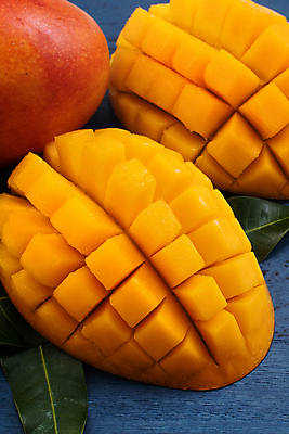 포토 JPG 해외이미지 잎 사람없음 달콤 파란배경 슬라이스 망고 해외포토 식물 백그라운드 파란색 맛 열대과일 파일형식 이미지허브