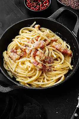 포토 JPG 해외이미지 그릇 검은배경 실내 스파게티 사람없음 냄비 베이컨 후추 까르보나라 해외포토 식기 백그라운드 파스타 돼지고기 내부 검은색 솥 향신료 파일형식 이미지허브