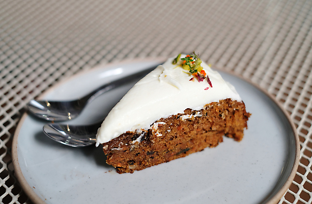 포토 JPG 해외이미지 접시 음식 조각 백그라운드 과일 디저트 사람없음 갈색 케이크 초콜릿 당근 빵집 흰색 신선 달콤 맛 설탕 굽기 먹기 크림 브라우니 페스츄리 핸드메이드 해외포토 식기 빵 컬러 컨셉 모션 뿌리채소 상점 구이 파일형식 이미지허브