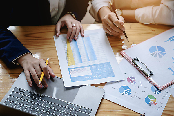 포토 JPG 해외이미지 비즈니스 그래프 들기 사람 성인 두명 앞모습 노트북 사무실 연필 가리킴 업무 책상 문서 서류판 성인만 해외포토 뷰포인트 가구 모션 학용품 손짓 전자제품 필기구 사무용품 작업 파일형식 이미지허브