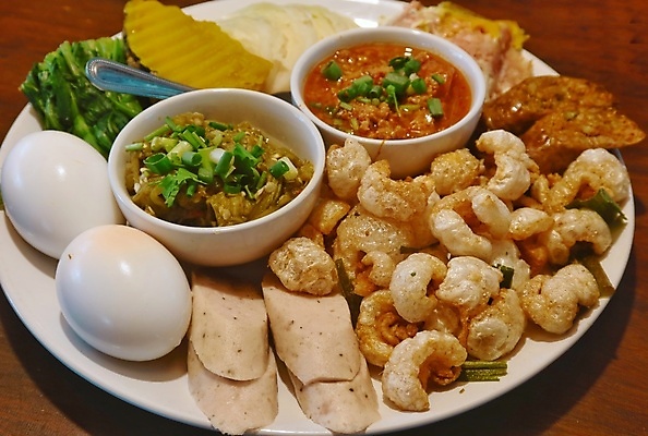 포토 JPG 해외이미지 전통 접시 음식 빵 백그라운드 채소 태국 고추 탁자 건강 육류 돼지고기 요리 사람없음 목재 초록색 세트 계란 식사 저녁식사 치킨 흰색 신선 뜨거움 사발 소시지 먹기 매움 북쪽 점심식사 삶기 섞기 채식주의자 해외포토 나무 식기 아시아 컬러 가구 식재료 재료 모션 알 사기그릇 가공식품 맛 방향 채식 닭고기요리 파일형식 이미지허브