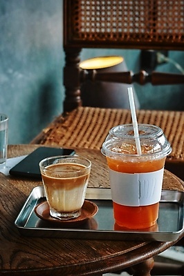 포토 JPG 해외이미지 커피 음료 음식 백그라운드 유리 탁자 아침 디저트 사람없음 목재 컵 갈색 식당 숟가락 카페 우유 머그컵 흰색 신선 뜨거움 차 달콤 맛 아침식사 레몬 아로마 카푸치노 에스프레소 라떼 카페인 해외포토 주간 나무 식기 컬러 가구 컨셉 과일 재료 재질 유제품 수저 상점 식사 파일형식 이미지허브