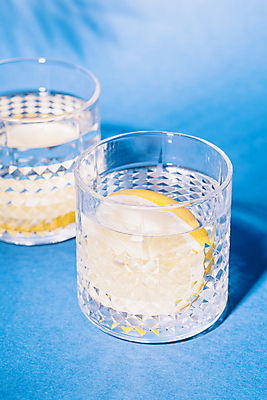 포토 JPG 해외이미지 잔 그림자 사람없음 물 투명 레몬 파란배경 슬라이스 해외포토 자연요소 식기 백그라운드 과일 파란색 파일형식 이미지허브