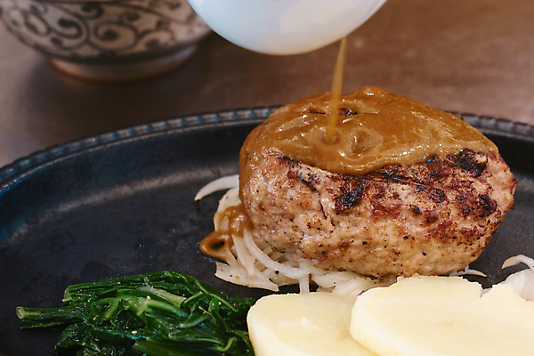 포토 JPG 해외이미지 접시 백그라운드 탁자 양파 감자 돼지고기 스테이크 사람없음 빨간색 갈색 검은색 식사 신선 뜨거움 맛 수프 슬라이스 후추 카레 다진 페스츄리 함부르크 핸드메이드 해외포토 식기 음식 빵 컬러 가구 컨셉 채소 서양음식 독일 육류 향신료 파일형식 이미지허브