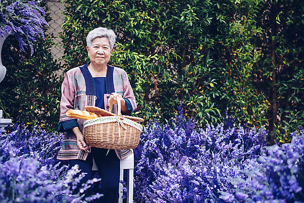 포토 JPG 해외이미지 주간 여자 빵 한명 들기 동양인 야외 앞모습 바구니 보라색 라벤더 노인만 노인여자한명만 해외포토 자연요소 1 꽃 음식 뷰포인트 컬러 모션 사람 인종 허브 여자한명만 성인만 노인여자만 파일형식 이미지허브