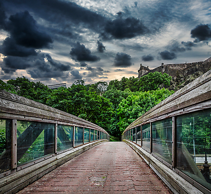 포토 JPG 해외이미지 나무 구름 유럽 도로 벽 건축양식 하늘 영국 산 풍경 사람없음 건물 일몰 바위 도시 성 중세 역사 언덕 옛날 스코틀랜드 해외포토 자연요소 식물 건축물 건축 나라 길 교통시설 노을 돌_바위 파일형식 이미지허브