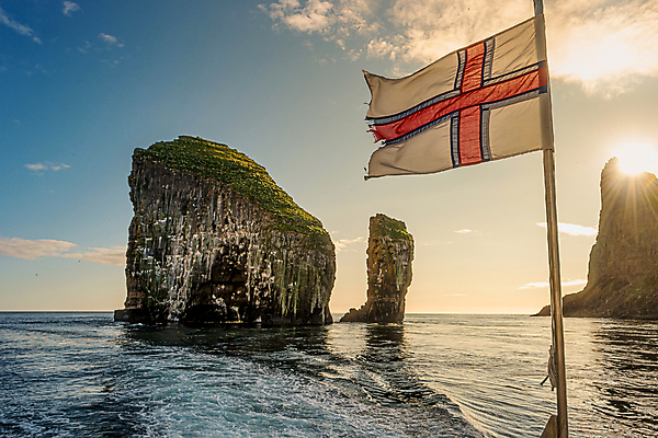 포토 JPG 해외이미지 구름 유럽 바다 여행 자연 조류 휴가 산 항해 풍경 사람없음 야외 물 여름 환경 항구 일몰 하이킹 자유 깃발 보트 황무지 북극 장면 북쪽 멀리 애국심 전국 수평선 해외포토 자연요소 동물 계절 나라 컨셉 배_교통 교통시설 레저 노을 극지방 방향 생태계 파일형식 이미지허브