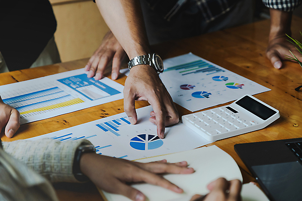 포토 JPG 해외이미지 손 비즈니스 신체부위 노트북 사무실 다이어리 계산기 가리킴 업무 책상 문서 해외포토 가구 문구용품 사람 손짓 전자제품 사무용품 장비 작업 파일형식 이미지허브