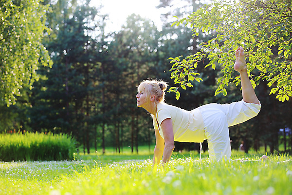 포토 JPG 해외이미지 백인 라이프스타일 공원 여자 스포츠 포즈 요가 자연 아침 휴식 건강 한명 야외 초록색 여름 운동 스트레칭 활발 흰색 60대 날씬함 집중 명상 위치 돌봄 아사나자세 해외포토 주간 서양인 1 웰빙 계절 공공시설 노년 컬러 컨셉 모션 사람 생활 요가자세 몸매 생태계 파일형식 이미지허브
