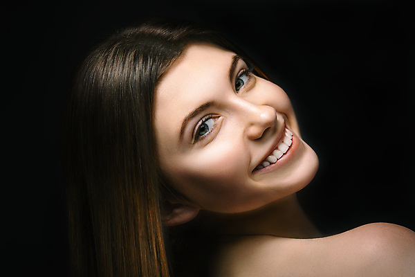 포토 JPG 해외이미지 스튜디오촬영 백인 모델 1 손 응시 여자 행복 얼굴 백그라운드 티셔츠 청소년 검은배경 갈색머리 한명 서기 미소 사람 성인 가로 뷰티 유행 검은색 어둠 흰색 미녀 어깨 여자한명만 성인여자만 카피스페이스 해외포토 서양인 헤어스타일 시선 감정 컬러 셔츠 모션 실내 표정 신체부위 공백 미인 여자만 성인만 파일형식 이미지허브