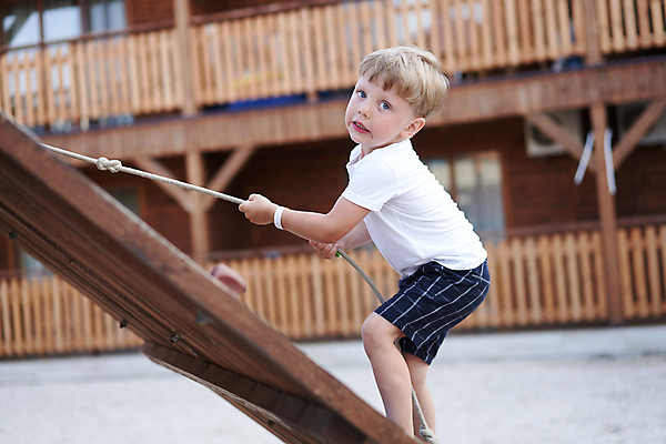 포토 JPG 해외이미지 백인 1 라이프스타일 공원 남자 행복 아들 얼굴 어린이 밧줄 스포츠 장난 놀이 건강 한명 안전 사람 소년 야외 유치원 기쁨 장비 성장 흰색 놀이터 오르기 걸음마 해외포토 서양인 공공시설 교육 감정 줄 컬러 가족 모션 생활 신체부위 파일형식 이미지허브