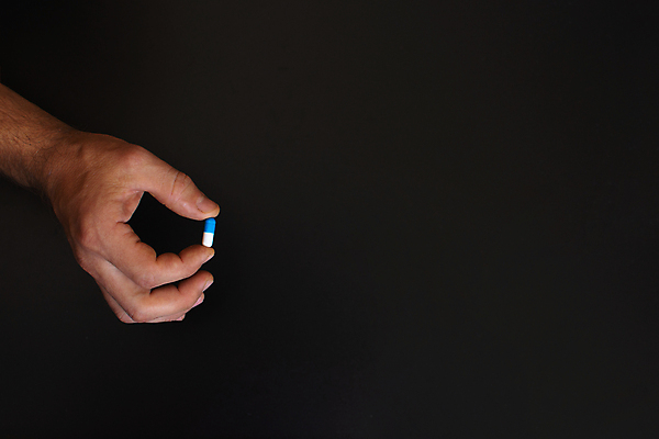 포토 JPG 해외이미지 손 과학 백그라운드 검은배경 건강 병원 손바닥 사람 사람없음 파란색 알약 약 우주 검은색 공백 임신 고통 의사 성장 흰색 잡기 호흡기관 바이러스 질병 약국 전염 테라피 보충 거짓말 돌봄 헬프 카피스페이스 해외포토 감정 컬러 의학 모션 신체부위 뷰티 의료진 도움 장기_의학 감염 파일형식 이미지허브