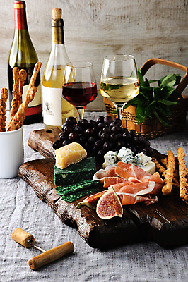 포토 JPG 해외이미지 포도 치즈 실내 사람없음 와인 화이트와인 안주 무화과 나무도마 브래드스틱 프로슈토 와인플래터 해외포토 과일 유제품 도마 주류 내부 목재 햄 파일형식 이미지허브