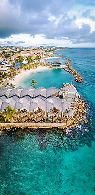 포토 JPG 해외이미지 나무 모래 바다 섬 여행 건축양식 자연 하늘 호텔 휴가 휴식 손바닥 풍경 사람없음 야외 건물 초록색 물 여름 파란색 컬러풀 태양 노란색 맑음 수영 흰색 고급 네덜란드 휴양지 터키석 파라다이스 해외포토 자연요소 식물 건축물 손 계절 건축 유럽 컬러 컨셉 숙소 날씨 장소 수상스포츠 보석 생태계 파일형식 이미지허브