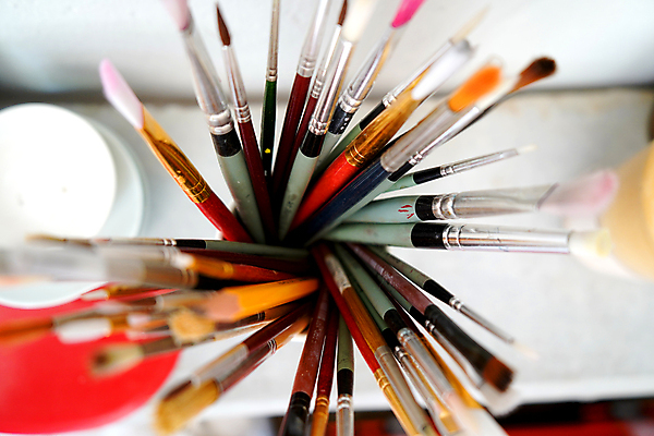 포토 JPG 해외이미지 손 디자인 교육 백그라운드 상상 실내 창조 미술 사람 취미 사람없음 컬러풀 페인트 공구 붓 업무 작업실 팔레트 공예 오브젝트 그림 예술가 페인트붓 화가 핸드메이드 아크릴 해외포토 직업 컬러 재질 문화예술 내부 신체부위 도구 작업 파일형식 이미지허브