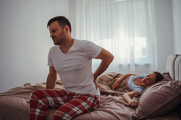 포토 JPG 해외이미지 커플 여자 남자 커플라이프 아침 남편 근육 주택 건강 성인 두명 스트레칭 새벽 방 침대 아내 잠 찡그림 부담 요통 성인만 해외포토 주간 자연요소 라이프스타일 가구 관계 표정 사람 건물 운동 허리통증 파일형식 이미지허브