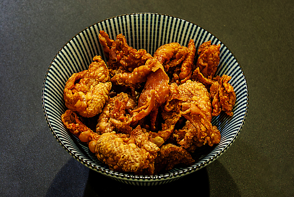 포토 JPG 해외이미지 그릇 검은배경 실내 사람없음 튀김 담기 닭껍질 바삭바삭 해외포토 식기 음식 백그라운드 컨셉 모션 내부 검은색 껍질 닭 파일형식 이미지허브