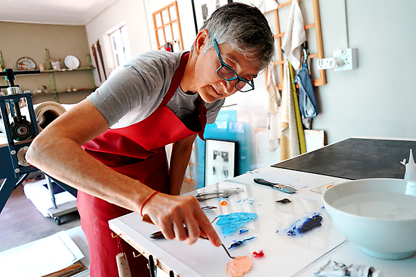 포토 JPG 해외이미지 손 디자인 교육 백그라운드 상상 실내 창조 미술 사람 취미 사람없음 컬러풀 페인트 공구 붓 업무 작업실 팔레트 공예 오브젝트 그림 예술가 페인트붓 화가 핸드메이드 아크릴 해외포토 직업 컬러 재질 문화예술 내부 신체부위 도구 작업 파일형식 이미지허브