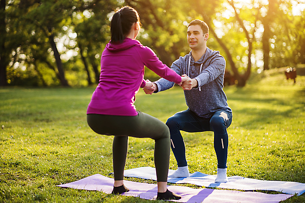 포토 JPG 해외이미지 주간 전신 커플 응시 공원 여자 남자 커플라이프 미소 성인 야외 두명 옆모습 뒷모습 운동 마주보기 건강관리 손잡기 스트레칭 성인만 플랭크 해외포토 자연요소 라이프스타일 시선 공공시설 뷰포인트 관계 모션 표정 건강 관리 사람 파일형식 이미지허브
