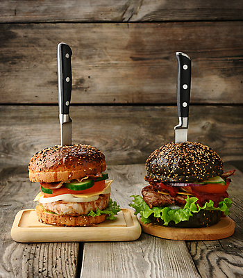 포토 JPG 해외이미지 토마토 실내 사람없음 햄버거 양상추 케첩 베이컨 식칼 꽂음 패티 나무도마 나무탁자 해외포토 채소 탁자 주방용품 도마 패스트푸드 돼지고기 내부 목재 소스_음식 파일형식 이미지허브