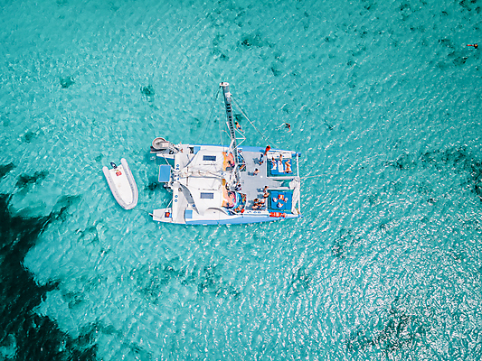 포토 JPG 해외이미지 나무 모래 파도 바다 섬 여행 건축양식 휴가 안테나 손바닥 사람없음 건물 물 파란색 맑음 흰색 보트 성자 독수리 쿠바 카리브해 드론 이국적 터키석 파라다이스 해외포토 자연요소 식물 건축물 손 건축 종교 컬러 배_교통 통신 조류 날씨 중앙아메리카 보석 파일형식 이미지허브