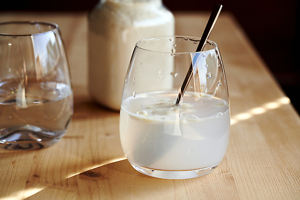 포토 JPG 해외이미지 유리병 잔 실내 사람없음 물 숟가락 나무탁자 단백질 단백질쉐이크 해외포토 자연요소 식기 탁자 병_용기 수저 내부 쉐이크 영양소 파일형식 이미지허브