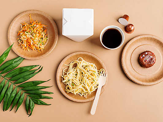 포토 JPG 해외이미지 포크 실내 사람없음 하이앵글 재활용 면류 도넛 일회용 종이상자 에코 친환경 에코라이프 열대잎 일회용접시 테이크아웃컵 포장용기 베이지색배경 종이접시 해외포토 라이프스타일 식기 접시 음식 뷰포인트 백그라운드 잎 디저트 내부 컵 상자 환경 베이지색 포장재료 파일형식 이미지허브