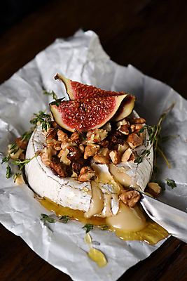 포토 JPG 해외이미지 검은배경 치즈 실내 사람없음 견과류 무화과 브리치즈 종이호일 치즈구이 해외포토 백그라운드 과일 유제품 내부 검은색 구이 파일형식 이미지허브