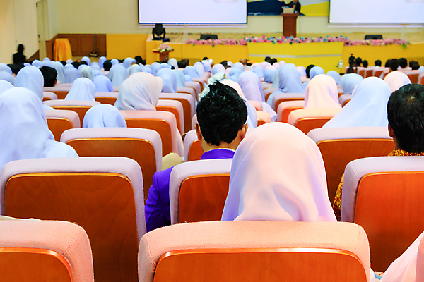포토 JPG 해외이미지 학생 여자 교육 남자 컨셉 유니폼 의자 오렌지 졸업 교실 학교 회의 수업 실내 사람 앉기 성인 사람없음 내부 가로 스터디 강사 교사 경쟁 방 시험 흰색 퀴즈 그룹 이슬람교 강의 대학교 세미나 해외포토 직업 옷 종교 컬러 가구 과일 비즈니스 모션 학습 파일형식 이미지허브