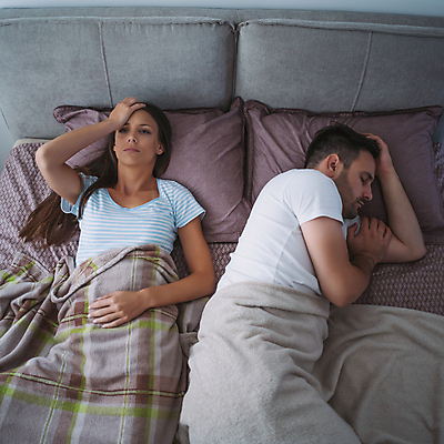 포토 JPG 해외이미지 커플 응시 여자 남자 커플라이프 생각 아침 남편 주택 성인 두명 침실 침대 아내 잠 불면증 취침시간 성인만 해외포토 주간 라이프스타일 시선 가구 관계 사람 건물 질병 파일형식 이미지허브