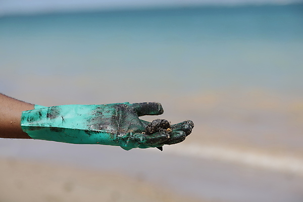 포토 JPG 해외이미지 산업 모래 바다 섬 사람없음 물 환경 손상 에너지 만 석유 사건 청소 쏟아짐 재앙 화학물질 해외포토 자연요소 컨셉 모션 화학 파일형식 이미지허브