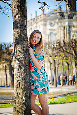 포토 JPG 해외이미지 백인 라이프스타일 응시 옷 행복 유럽 여행 포즈 배낭 휴가 거리 한명 미소 웃음 사람 야외 여름 청춘 금발 햇빛 태양 유행 산책 기쁨 표현 도시 가죽 긍정 스타일 해외포토 자연요소 서양인 1 헤어스타일 시선 계절 감정 나라 컨셉 가방 휴식 표정 생활 파일형식 이미지허브