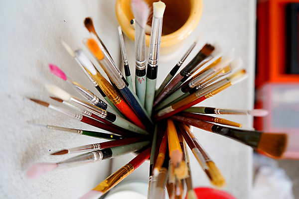 포토 JPG 해외이미지 손 디자인 교육 백그라운드 상상 실내 창조 미술 사람 취미 사람없음 컬러풀 페인트 공구 붓 업무 작업실 팔레트 공예 오브젝트 그림 예술가 페인트붓 화가 핸드메이드 아크릴 해외포토 직업 컬러 재질 문화예술 내부 신체부위 도구 작업 파일형식 이미지허브