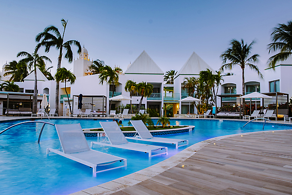 포토 JPG 해외이미지 주간 하늘 호텔 리조트 야외수영장 사람없음 야외 건물 바캉스 야자수 휴양지 선베드 호캉스 해외포토 자연요소 나무 건축물 의자 숙소 휴가 수영장 장소 파일형식 이미지허브