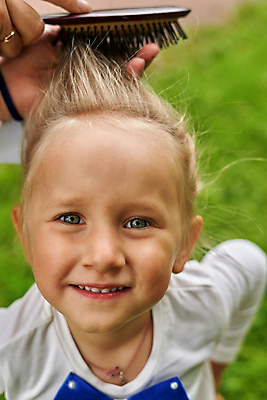 포토 JPG 해외이미지 드레스 여자 행복 얼굴 어린이 백그라운드 선물 한명 미소 장식 초록색 뷰티 유행 기쁨 아기 머리빗 해외포토 1 옷 감정 컬러 표정 사람 신체부위 미용용품 파일형식 이미지허브