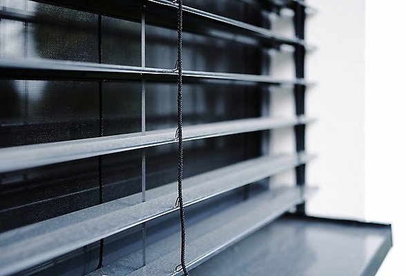 포토 JPG 해외이미지 디자인 외관 건축양식 창문 유리 주택 사람없음 야외 건물 금속 검은색 어둠 블라인드 닫기 보호 묘사 베네치아 셔터 시각장애인 해외포토 건축물 건축 컬러 컨셉 모션 재질 이탈리아 커튼 장애인 파일형식 이미지허브