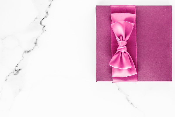 포토 JPG 해외이미지 리본 실내 사람없음 선물상자 상자 오브젝트 흰배경 대리석 카피스페이스 해외포토 백그라운드 재료 선물 내부 공백 흰색 파일형식 이미지허브