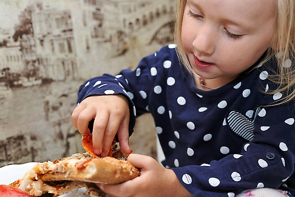 포토 JPG 해외이미지 백인 라이프스타일 응시 행복 얼굴 어린이 음식 조각 치즈 피자 한명 사람 식사 저녁식사 이탈리아 잡기 선택 맛 배고픔 속도 점심식사 단절 해외포토 서양인 1 시선 감정 유럽 컨셉 모션 유제품 패스트푸드 서양음식 생활 신체부위 파일형식 이미지허브