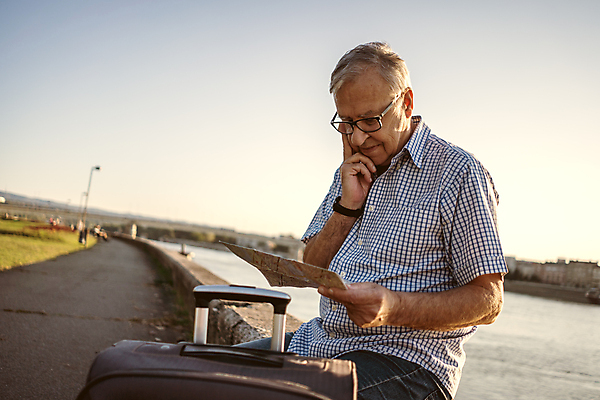 포토 JPG 해외이미지 백인 라이프스타일 응시 노년 남자 여행 지도 생각 휴가 휴식 건강 한명 사람 앉기 성인 야외 강 여행객 여행가방 맑음 백발 잡기 도시 은퇴 고민 배려 해외포토 서양인 1 헤어스타일 시선 감정 컨셉 가방 모션 날씨 생활 파일형식 이미지허브