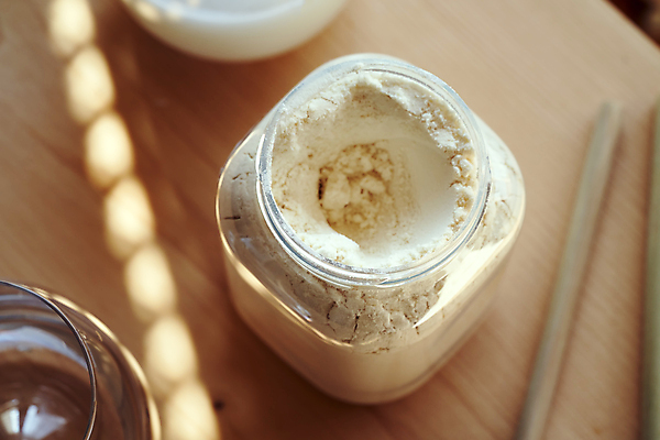 포토 JPG 해외이미지 유리병 실내 사람없음 가루 담기 나무탁자 단백질 단백질쉐이크 프로틴파우더 해외포토 모션 탁자 병_용기 내부 쉐이크 영양소 파일형식 이미지허브