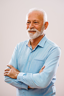 포토 JPG 해외이미지 스튜디오촬영 백인 캐릭터 남자 행복 얼굴 셔츠 수염 한명 미소 웃음 사람 성인 파란색 회색 흰색 표현 비즈니스맨 주름 만족 개성 고립 옛날 진짜 카피스페이스 해외포토 서양인 1 감정 컬러 상의 비즈니스 실내 표정 신체부위 공백 직장인 파일형식 이미지허브