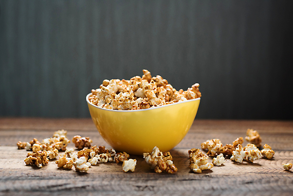 포토 JPG 해외이미지 어린이 음식 백그라운드 컨셉 탁자 디저트 옥수수 사람없음 목재 갈색 노란색 파티 쌓기 과자 튀김 흰색 대접 신선 사발 황금 달콤 맛 폐기물 설탕 영화관 극장 먹기 영화 알맹이 팝콘 버터 솜털 절임 짠맛 팝 해로움 핸드메이드 캐러멜 해외포토 나무 컬러 가구 재료 모션 문화예술 곡류 사람 이벤트 사기그릇 쓰레기 파일형식 이미지허브