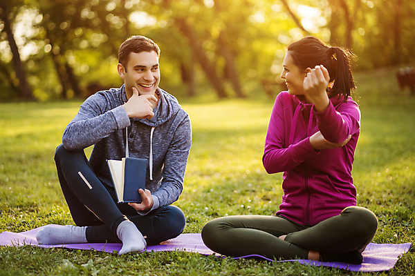 포토 JPG 해외이미지 주간 전신 커플 응시 공원 여자 남자 커플라이프 휴식 말하기 대화 들기 앉기 성인 야외 두명 앞모습 책 성인만 해외포토 자연요소 라이프스타일 시선 공공시설 뷰포인트 컨셉 관계 모션 사람 파일형식 이미지허브
