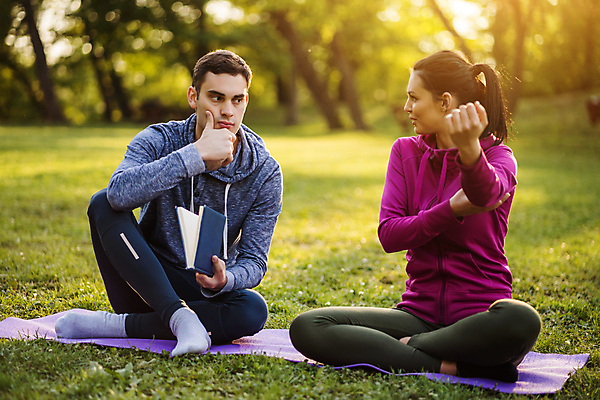 포토 JPG 해외이미지 주간 전신 커플 응시 공원 여자 남자 커플라이프 휴식 대화 들기 앉기 성인 야외 두명 앞모습 책 운동 보여주기 성인만 해외포토 자연요소 라이프스타일 시선 공공시설 뷰포인트 컨셉 관계 모션 건강 말하기 사람 파일형식 이미지허브