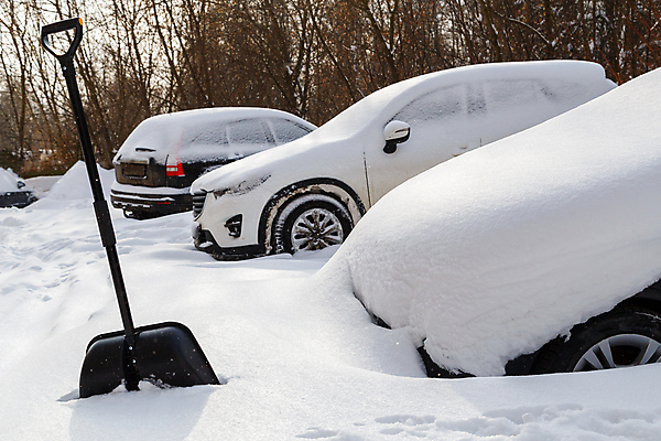 포토 JPG 해외이미지 겨울 자동차 사람없음 야외 장비 눈치우기 제설 폭설 눈내림 눈덮임 넉가래 해외포토 계절 육상교통 컨셉 눈_날씨 자연재해 치우기 파일형식 제설도구 이미지허브